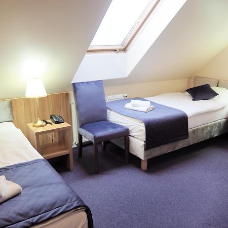 Hotel Awis Кутно Екстериор снимка