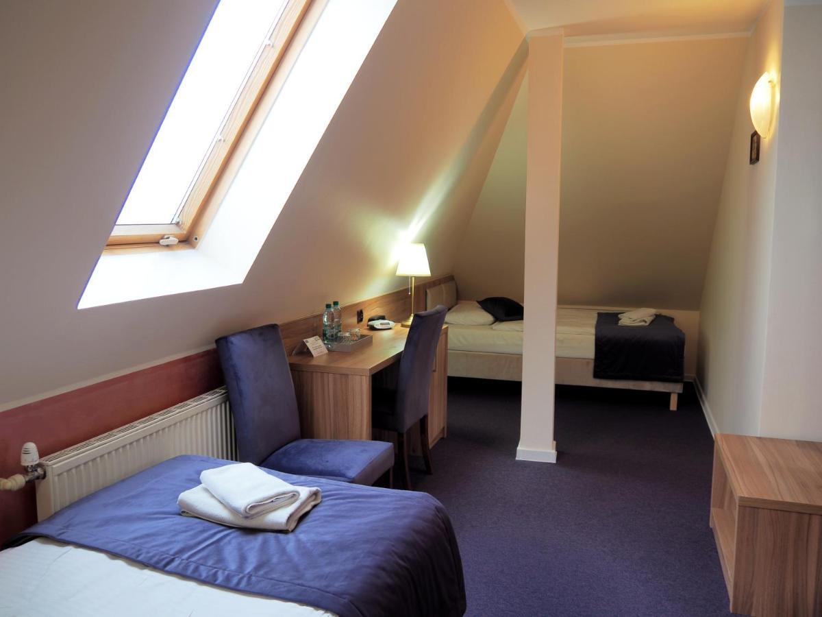 Hotel Awis Кутно Екстериор снимка
