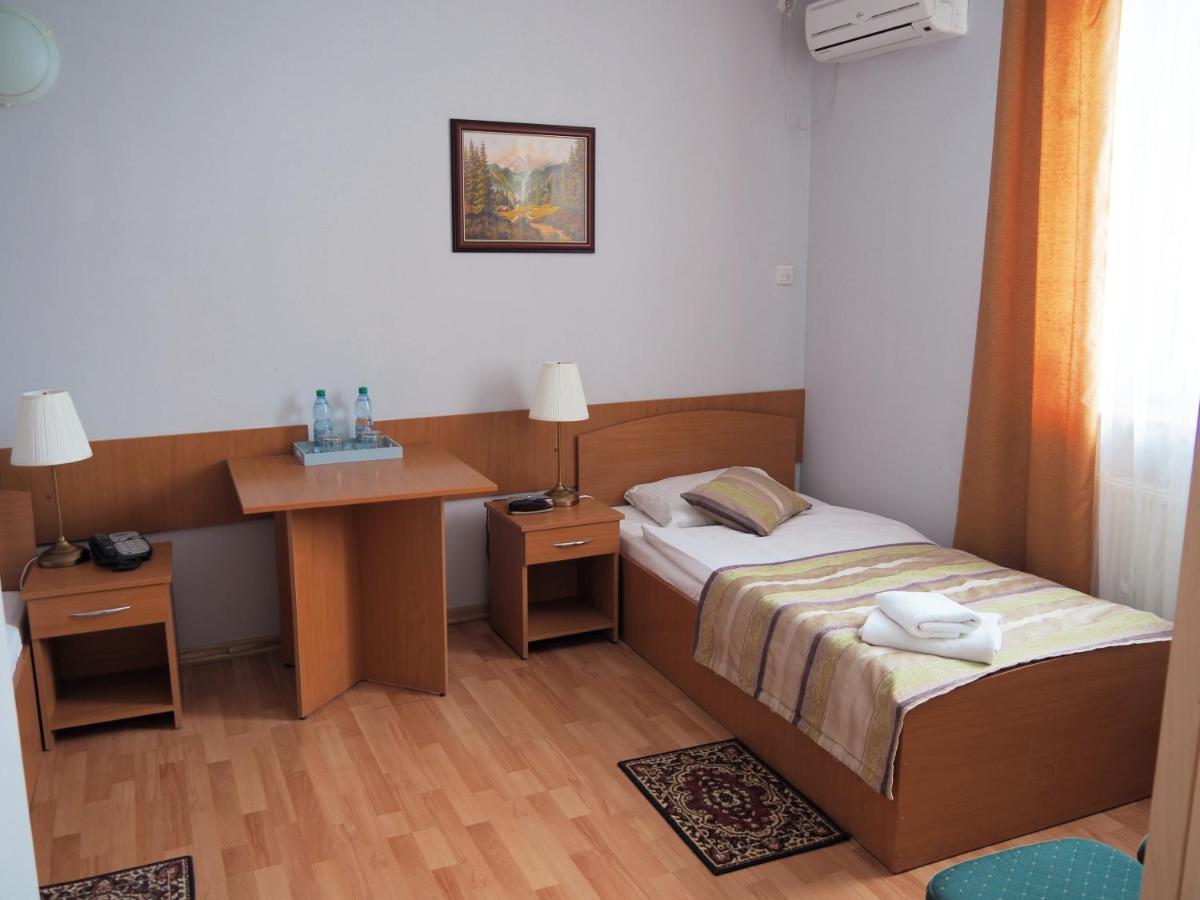Hotel Awis Кутно Екстериор снимка