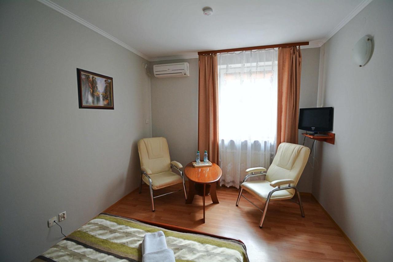 Hotel Awis Кутно Екстериор снимка