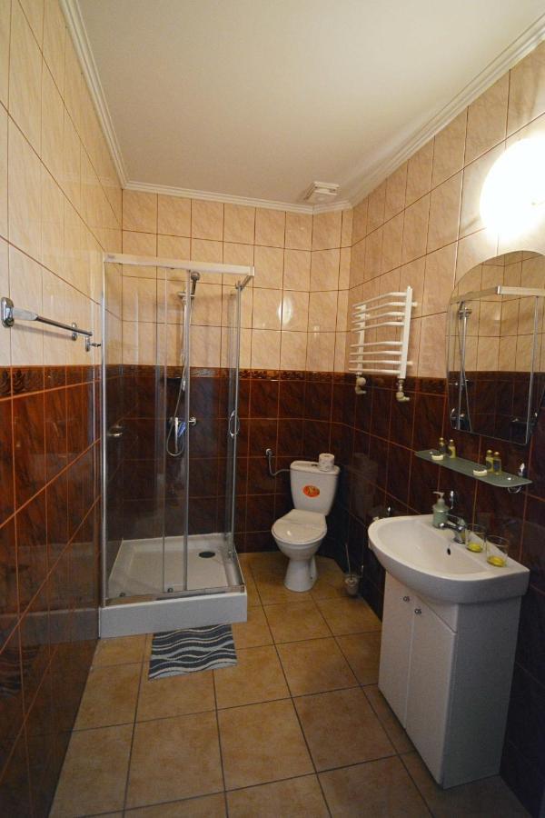 Hotel Awis Кутно Екстериор снимка