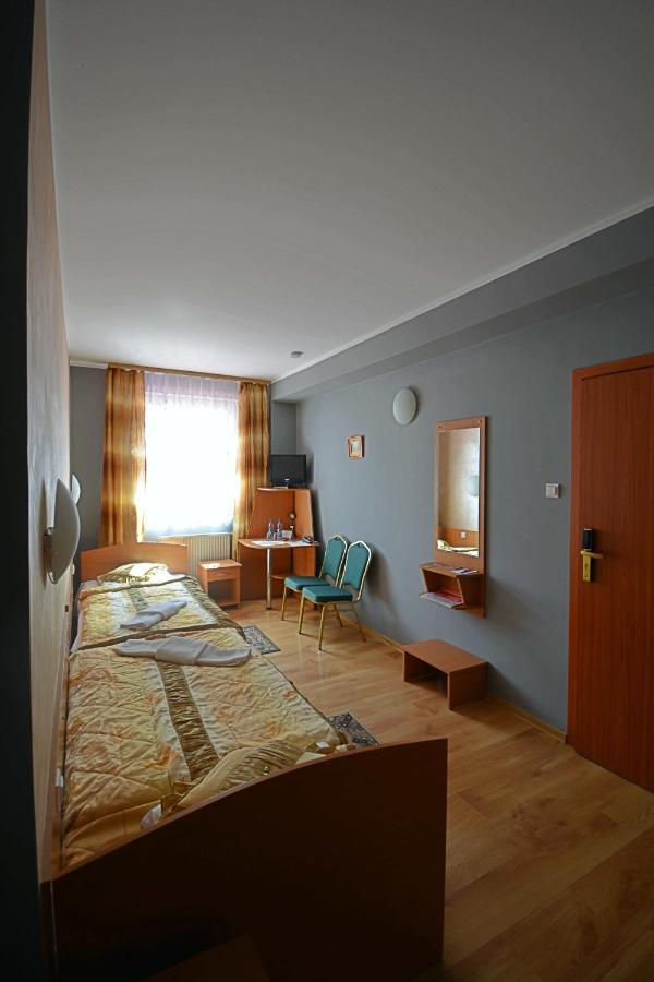 Hotel Awis Кутно Екстериор снимка