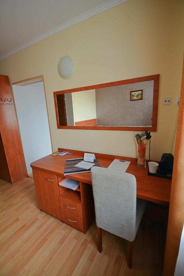 Hotel Awis Кутно Екстериор снимка