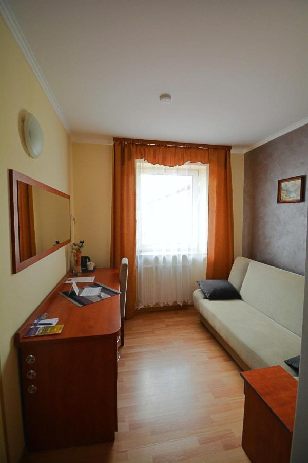 Hotel Awis Кутно Екстериор снимка