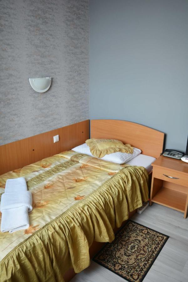 Hotel Awis Кутно Екстериор снимка