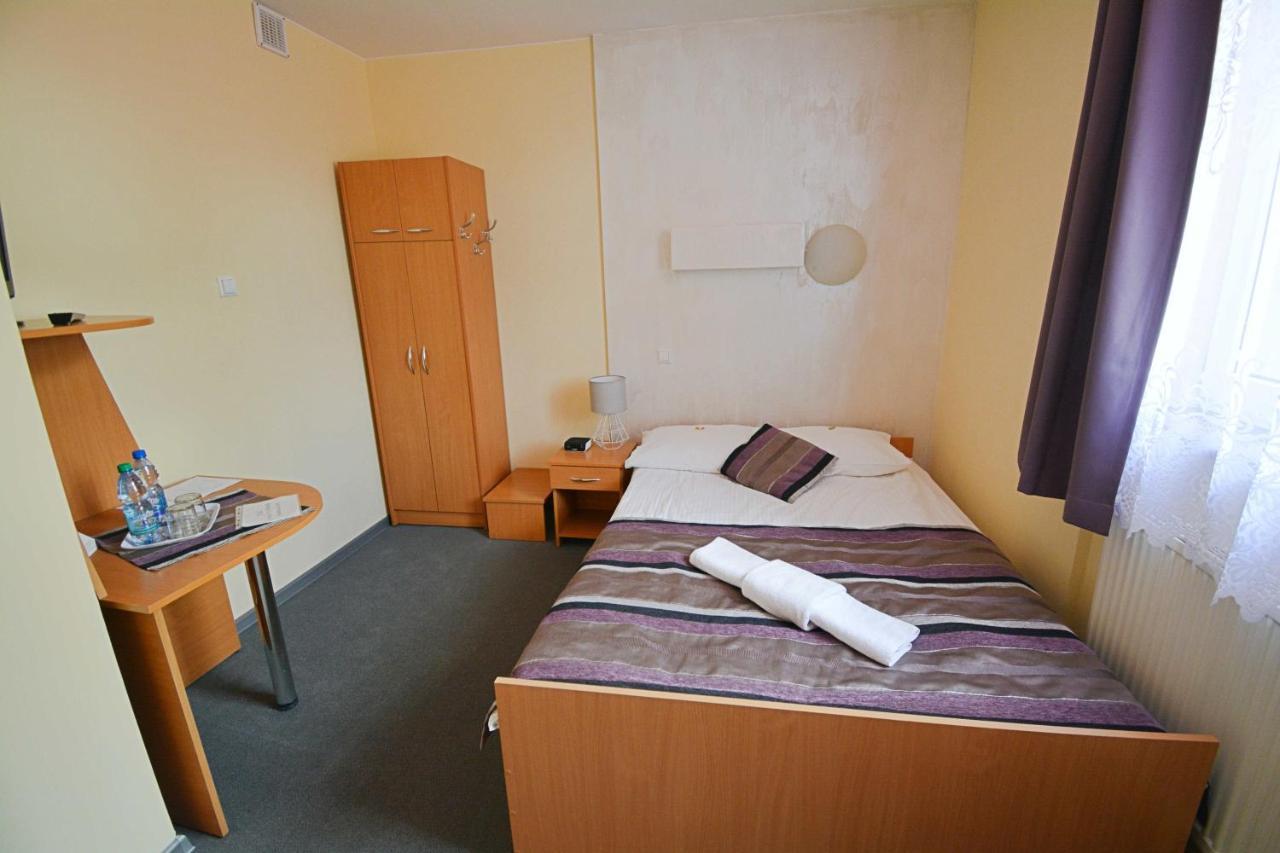 Hotel Awis Кутно Екстериор снимка