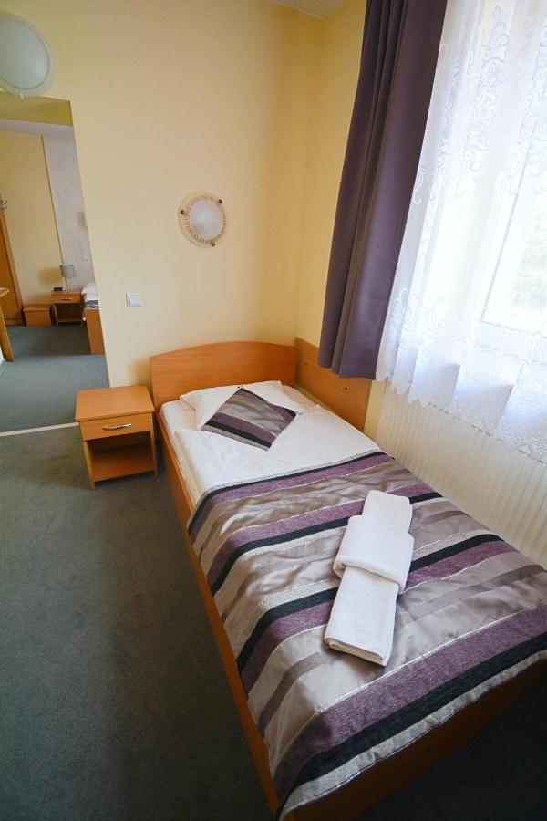 Hotel Awis Кутно Екстериор снимка