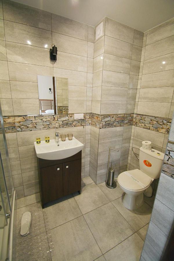 Hotel Awis Кутно Екстериор снимка