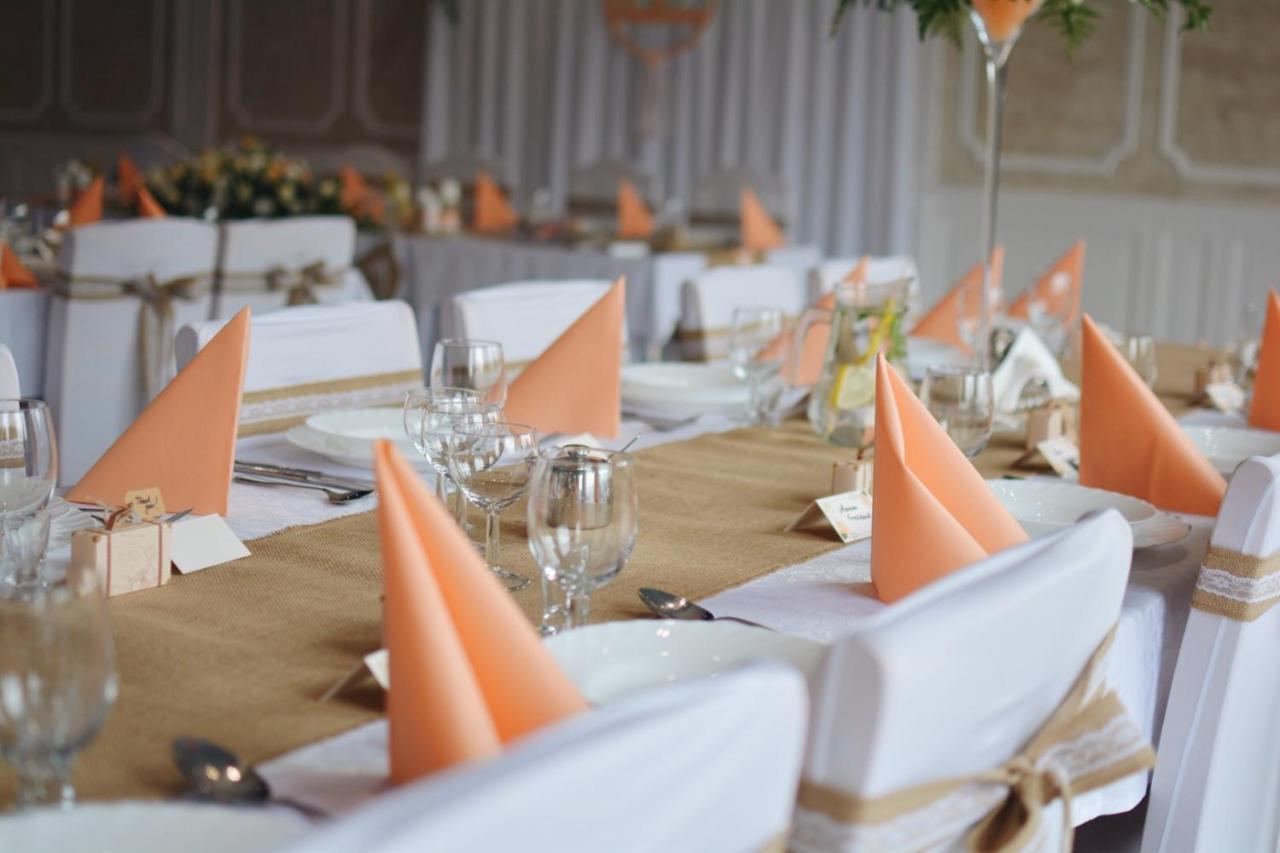 Hotel Awis Кутно Екстериор снимка